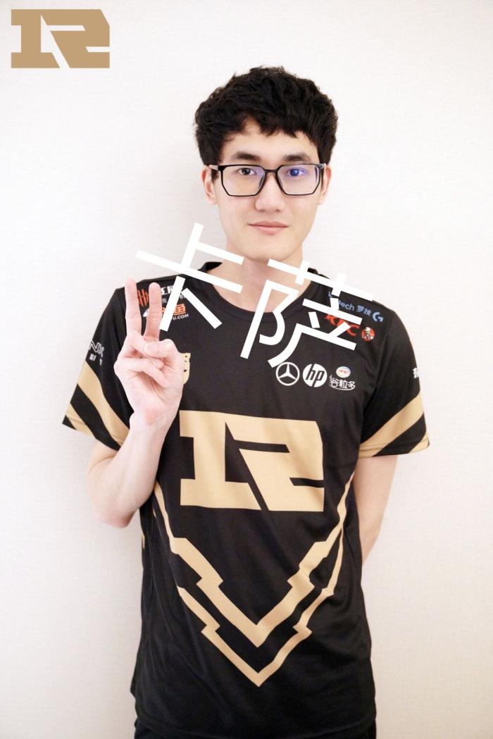 投篮显得更 投篮显得更